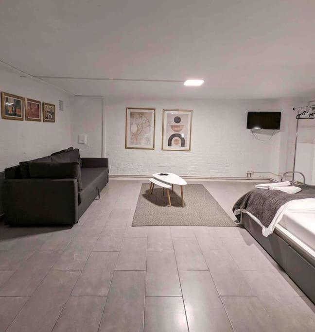 Central, Cozy & Beautiful Designed 2-Rooms Apt. Near River Берлин Екстериор снимка